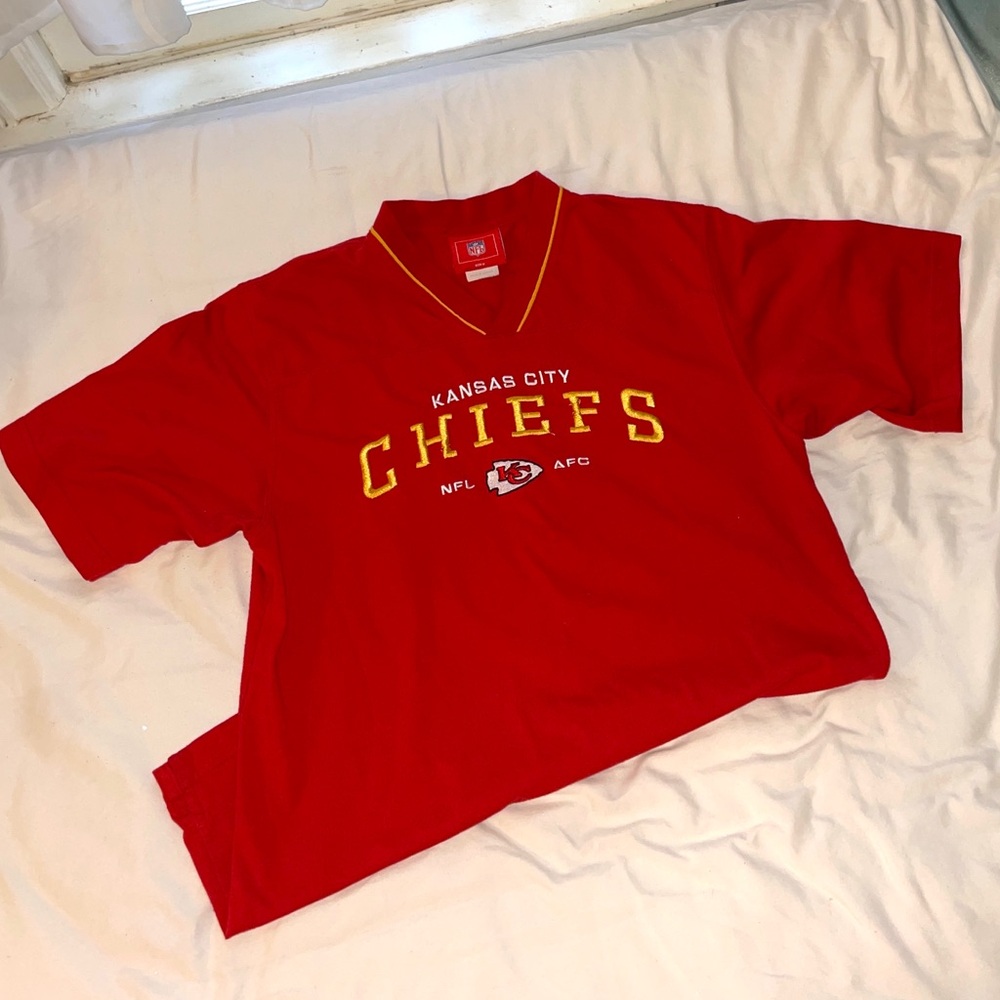 unisex retro-style embroidered CHIEFS t-shirt!!